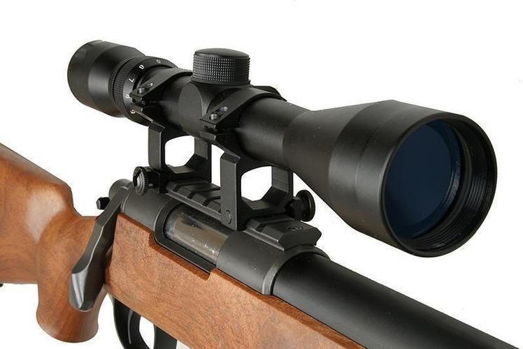 MB02H pulttilukkoinen tarkkuuskivääri kiikarilla, puuimitaatio