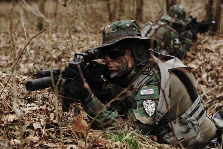 TO551 holo tyyppinen punapistetähtäin - hiekka