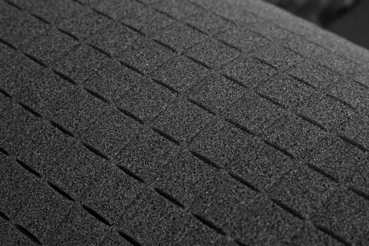 Kovamuovinen aselaukku