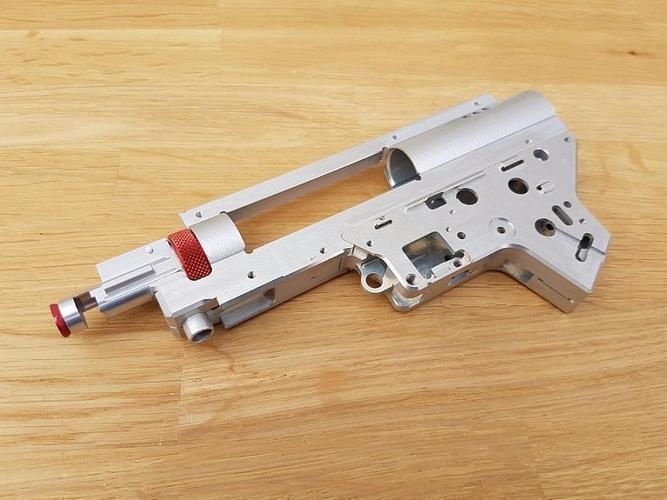 RetroArms 8mm Split CNC-rataslaatikko pikajousenvaihdolla ja hop-up kammiolla, versio 2